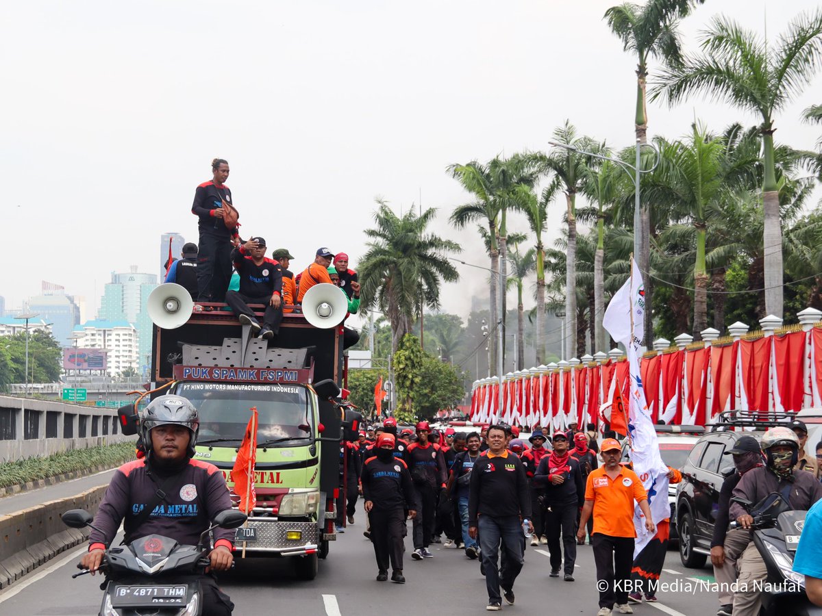 beritaKBR's tweet photo. #FOTO (2)

Sebagian massa yang demo untuk menanggapi langkah DPR RI yang menganulir putusan Mahkamah Kontitusi (MK) tentang Pilkada, bergeser ke Istana Presiden, Kamis (22/08/2024). 

Dari arah flyover slipi terus berdatangan kelompok-kelompok baru yang masuk ke depan gerbang DPR. 

Kami bagikan foto-foto suasana demo di sekitar kawasan gedung @DPR_RI Jakarta, Kamis, 22 Agustus 2024. 

Foto: Reporter KBR, Nanda Naufal.  

#KawalPutusanMK #Demo #DPR #PutusanMK