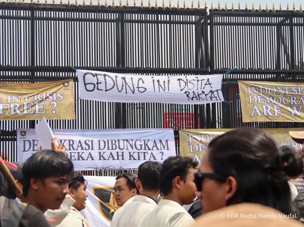 beritaKBR's tweet photo. #FOTO (2)

Sebagian massa yang demo untuk menanggapi langkah DPR RI yang menganulir putusan Mahkamah Kontitusi (MK) tentang Pilkada, bergeser ke Istana Presiden, Kamis (22/08/2024). 

Dari arah flyover slipi terus berdatangan kelompok-kelompok baru yang masuk ke depan gerbang DPR. 

Kami bagikan foto-foto suasana demo di sekitar kawasan gedung @DPR_RI Jakarta, Kamis, 22 Agustus 2024. 

Foto: Reporter KBR, Nanda Naufal.  

#KawalPutusanMK #Demo #DPR #PutusanMK