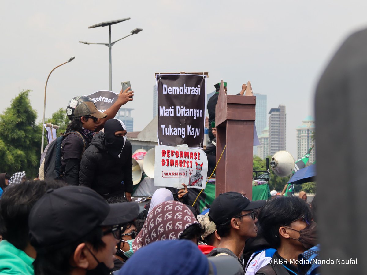 beritaKBR's tweet photo. #FOTO (2)

Sebagian massa yang demo untuk menanggapi langkah DPR RI yang menganulir putusan Mahkamah Kontitusi (MK) tentang Pilkada, bergeser ke Istana Presiden, Kamis (22/08/2024). 

Dari arah flyover slipi terus berdatangan kelompok-kelompok baru yang masuk ke depan gerbang DPR. 

Kami bagikan foto-foto suasana demo di sekitar kawasan gedung @DPR_RI Jakarta, Kamis, 22 Agustus 2024. 

Foto: Reporter KBR, Nanda Naufal.  

#KawalPutusanMK #Demo #DPR #PutusanMK