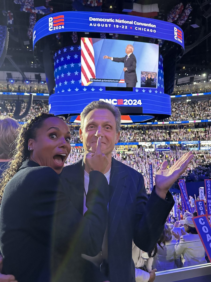 Charlotte_Delee's tweet image. Olivia Pope and Fitzgerald Grant together at the DNC Convention. 🫶🏼🩷 #Olitz #ForThePeople #ForDemocracy