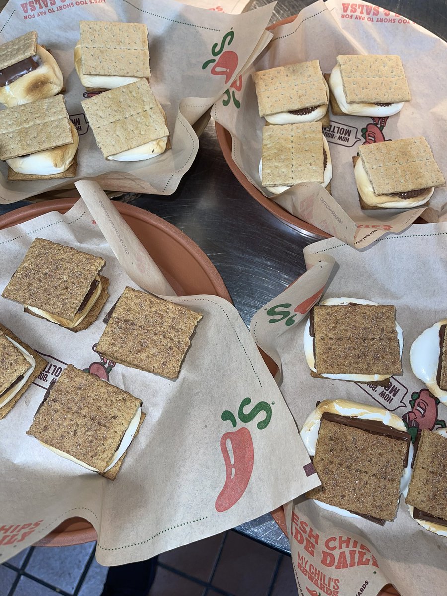 Ross_Kim_'s tweet photo. Did someone say S’mores?! 
•
Hersey✅
•
Reese✅
•
Snickers✅
•
Kit-Kat✅
•
#culturematters
#1856
@DazioDevin https://t.co/NCU80mBGP0