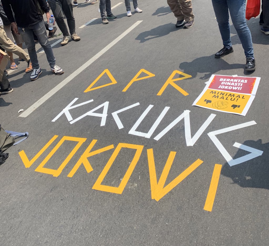 Lakban bukan sembarang lakban. Lakban ini bicara kebenaran tentang <a href="/DPR_RI/">DPR RI</a> &amp; politik dinasti keluarga <a href="/jokowi/">Joko Widodo</a>!

#KawalPutusanMK

<a href="/Aktivisual/">CALON_INVESTOR</a> 🙌