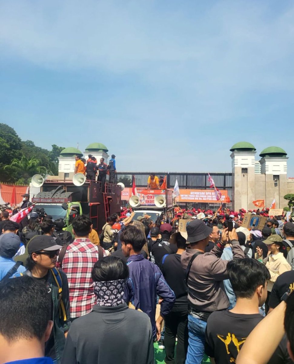 Langkah yang dilakukan Baleg adalah pembangkangan terhadap konstitusi karena putusan MK merupakan penjelmaan dari prinsip2 konstitusi 

Kita menyaksikan bahwa DPR sebenarnya sedang bermain menjadi proksi dari kepentingan penguasa untuk memberi karpet merah bagi kandidat tertentu