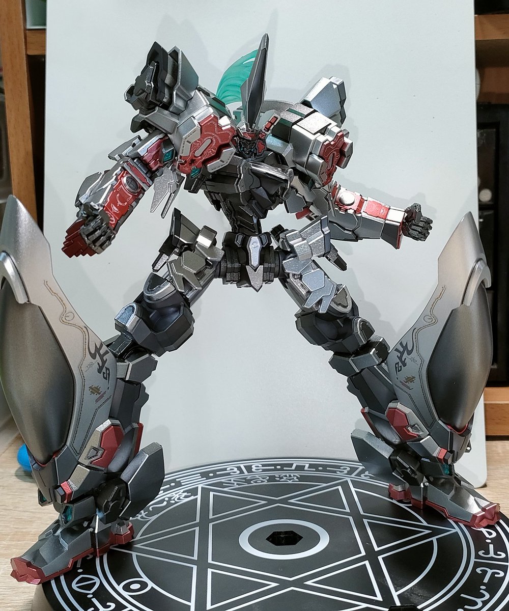 boooooorin's tweet photo. デモンベイン完成！✨
原作ゲーム・デモ・アニメと色々参考にしたけど、何回も手直しして納得いく形になりました！
やっぱりデモベは目とデカ足がステキ！☺️
学生時代にPS2版からドハマリした作品だから、機神飛翔の機体も是非作りたい…🥰
またスパロボ…出て欲しいなぁ…
#MODEROID
#デモンベイン https://t.co/T7qAtDsjyQ