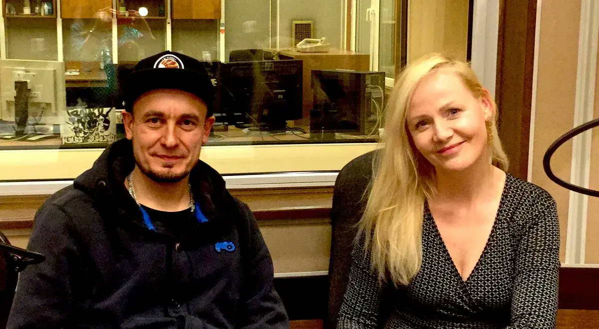 dominikpanek's tweet photo. Kiedyś pracował jako kierowca ciężarówki. Wyjeżdżał w dalekie trasy, słuchał muzyki i pokochał samotność. W podcaście #Myślidziecka 3/5/7 rozmowa Kasi Stoparczyk z Hubertem Dobaczewskim "Spiętym".
#podcasty #muzyka @RadiowaTrojka #Spięty #LaoChe 
https://t.co/YHZchrT8mw https://t.co/zJTHJzHRzy