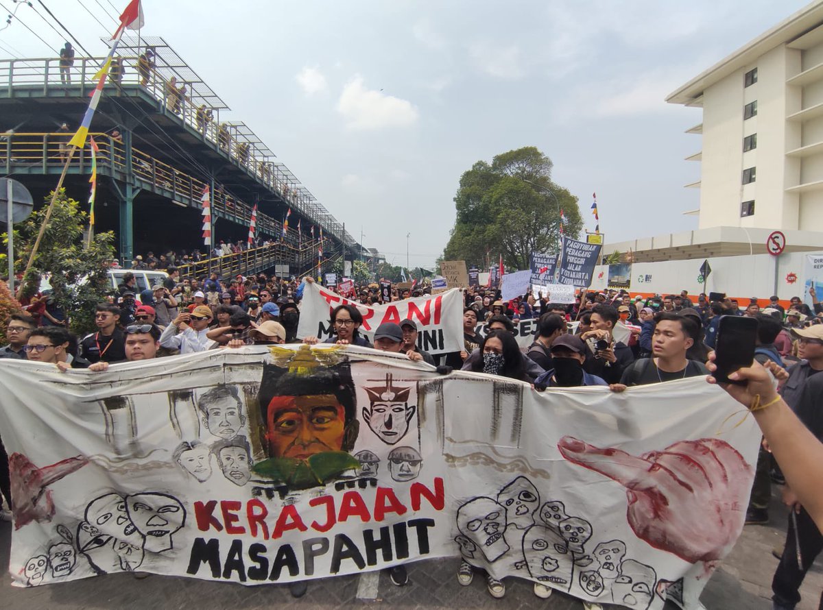 Smw Aturan dia Ubah..
Bahkan Konstitusi saja dia Tabrak.
MUKIDI memang telah memenuhi Syarat utk di Turunkan..!!