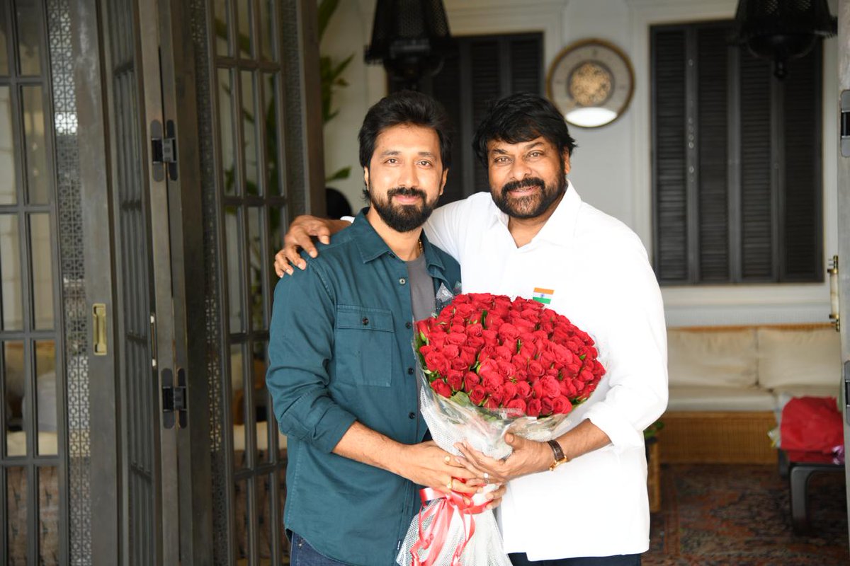 Bobby (@dirbobby) on Twitter photo మాస్ మూలవిరాట్,
నా "వాల్తేరు వీరయ్య",
మన అభిమాన అన్నయ్య, పద్మ విభూషణ్, డాక్టర్ మెగాస్టార్ <a href="/KChiruTweets/">Chiranjeevi Konidela</a> గారికి నా హృదయపూర్వక జన్మదిన శుభాకాంక్షలు!! ❤️
#HBDMegastarChiranjeevi మాస్ మూలవిరాట్,
నా "వాల్తేరు వీరయ్య",
మన అభిమాన అన్నయ్య, పద్మ విభూషణ్, డాక్టర్ మెగాస్టార్ <a href="/KChiruTweets/">Chiranjeevi Konidela</a> గారికి నా హృదయపూర్వక జన్మదిన శుభాకాంక్షలు!! ❤️
#HBDMegastarChiranjeevi