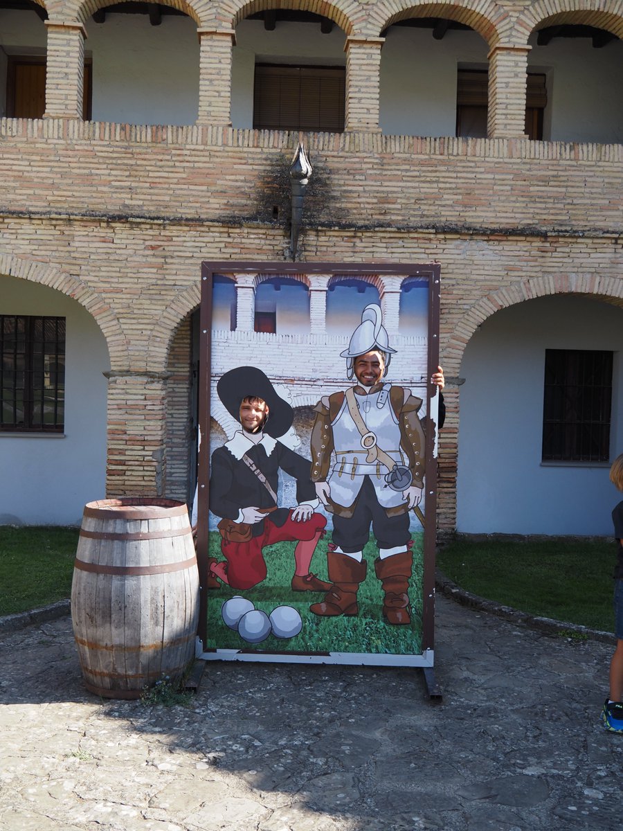 🏰 ¡Ayer los #estudiantes de nuestros Cursos de Verano de ELE visitaron la Ciudadela de Jaca como parte de nuestra programación cultural! #ELE