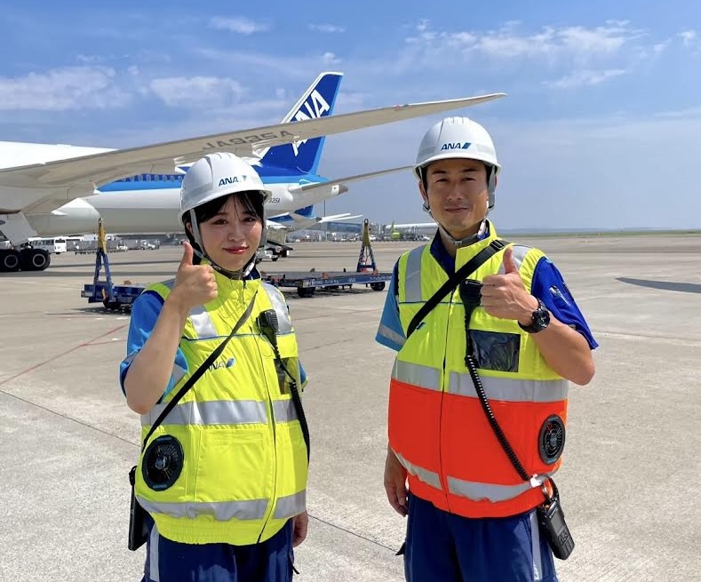 ANA_travel_info's tweet photo. ANAグループではグランドハンドリング部門と整備士部門において、夏季用制服アイテム「ファン付きベスト」を導入しています🦺！
https://t.co/CqKKIiiFRP

実際に着用した両部門のスタッフ、企画導入に尽力した社員に話を伺いました🎤

各地で夏空の下、今日も安全作業を行うスタッフを是非探してみてください✈️🩵