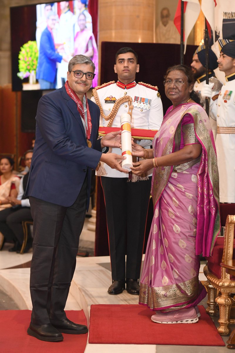 rashtrapatibhvn's tweet photo. President Droupadi Murmu presents Vigyan Yuva- Shanti Swarup Bhatnagar Awards to:
· Prof. Vivek Polshettiwar in Chemistry
· Prof. Vishal Rai in Chemistry
· Dr Roxy Mathew Koll in Earth Sciences
· Dr Abhilash in Engineering Sciences https://t.co/i11S9WtGbS