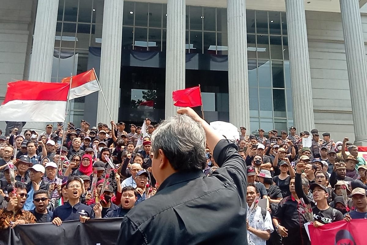 yanuarnugroho's tweet photo. mencermati berita sampai saat ini, gerakan dan perlawanan menolak kesewenang2an dinasti meluas sejak sumatera barat hingga makassar. 

kawal terus demokrasi kita, kawan-kawan. kita tidak bodoh meski terus dikibuli; kita tidak akan diam meski ditekan dan disudutkan.

foto: kompas https://t.co/4P4fkz5mdv