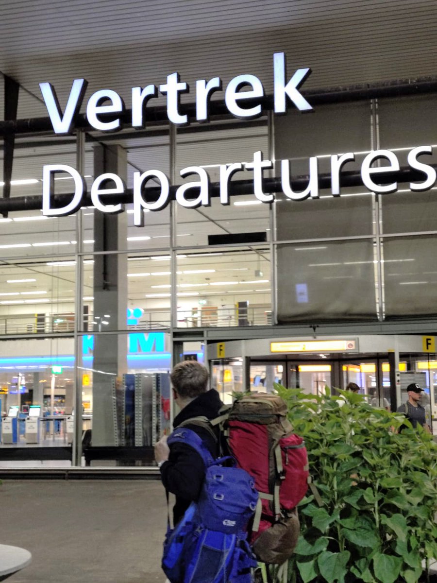 In het holst van de nacht zoon (19) afgezet op Schiphol. Zijn eerste internship voor de studie international development management is een feit. Drie maanden Samos om te werken in het vluchtelingenkamp. Een beetje spannend wel. Maar vooral trots!
