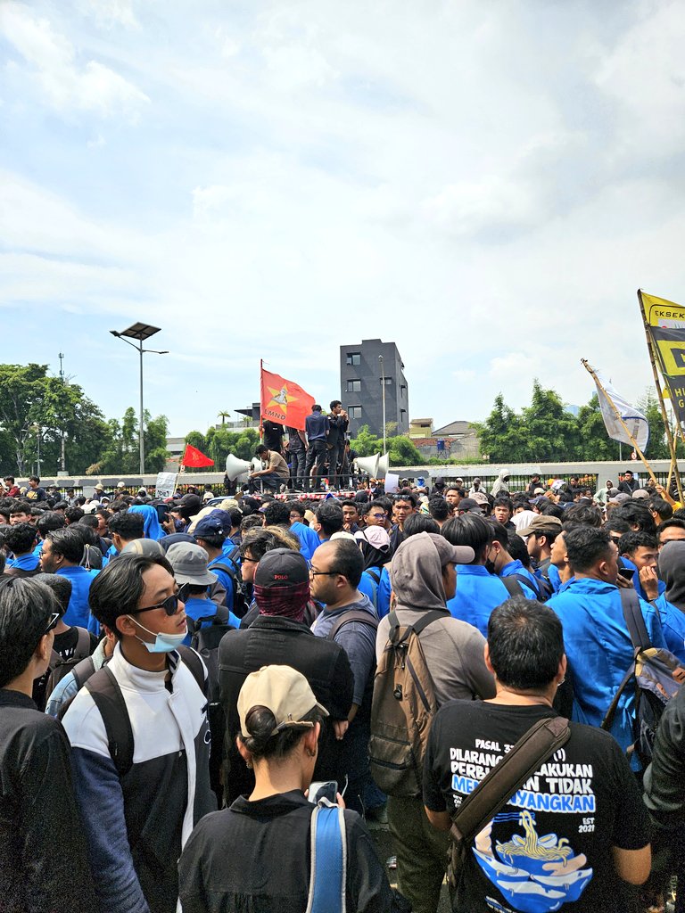 Jam 9 pagi dibangunin sama isteri, "kamu kok belum berangkat demo ke gedung DPR? Berangkat sono!" 

Kaget aja sih. Seorang ibu rumah tangga biasa seperti isteri saya juga ikutan gerah..

#kawalkeputusanMK