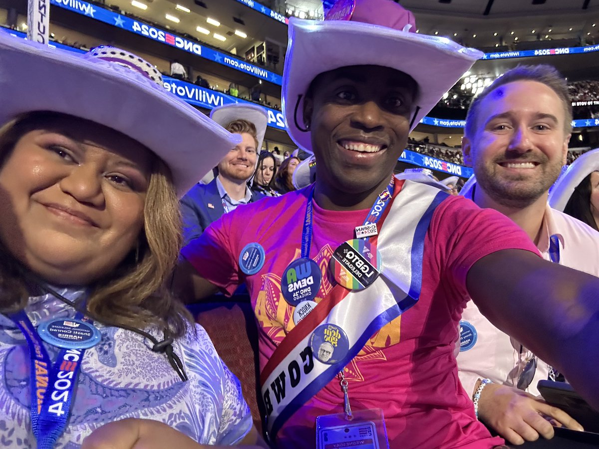 leaublue's tweet photo. So much joy #DNC2024 #DNCDELEGATE https://t.co/t8Umgf1Gpq