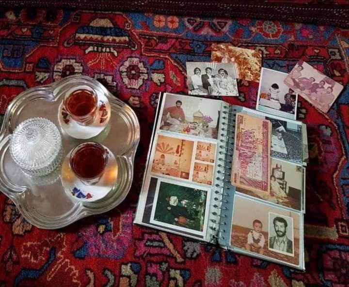 عندما كنا صغار كان لكل شيء رائحة
كانت  رائحة الصباح الباكر ، ورائحة القيلولة ورائحة ما بعد العصر وا رائحة نهاية الاسبوع ورائحة الدخول المدرسي ورائحة رمضان ورائحة العيد
لكن فجأة إختفى كل شيء 
هل لأننا كبرنا وضعفت حواسنا أم أن الروائح لم يعد لها وجود
يا ليت الزمان يعود يوما 💔