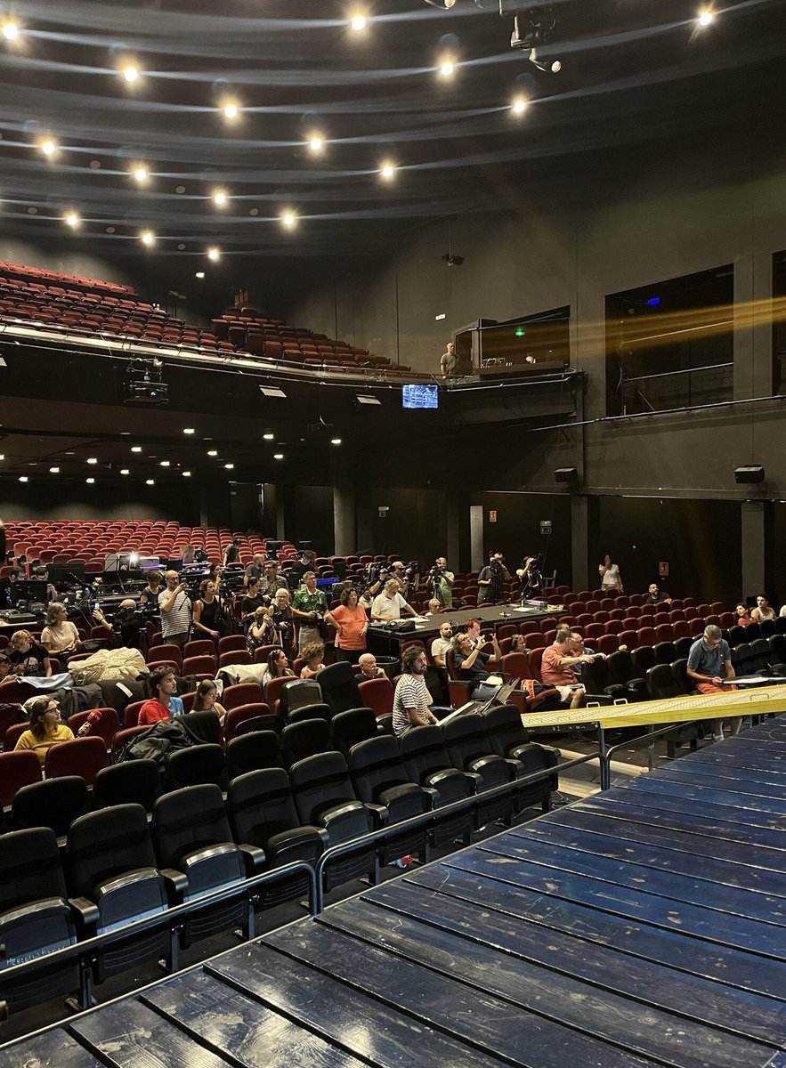 Ahir amb @LaTremendaCoop vam convidar la premsa al <a href="/teatrevictoria/">Teatre Victòria</a> per veure un dels assajos de ‘Mar i Cel’ de <a href="/dagolldagom/">Dagoll Dagom</a>. 
Una trentena de mitjans ja han pogut tornar a veure les veles inflades!!!!!!