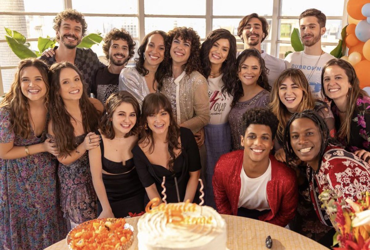 lucasgav28's tweet photo. não acredito que acabou, de volta aos 15 foi um grande acerto da netflix, que série maravilhosa, já estou sentindo saudades, nunca vou superar!!! https://t.co/r7s3wcoOCw