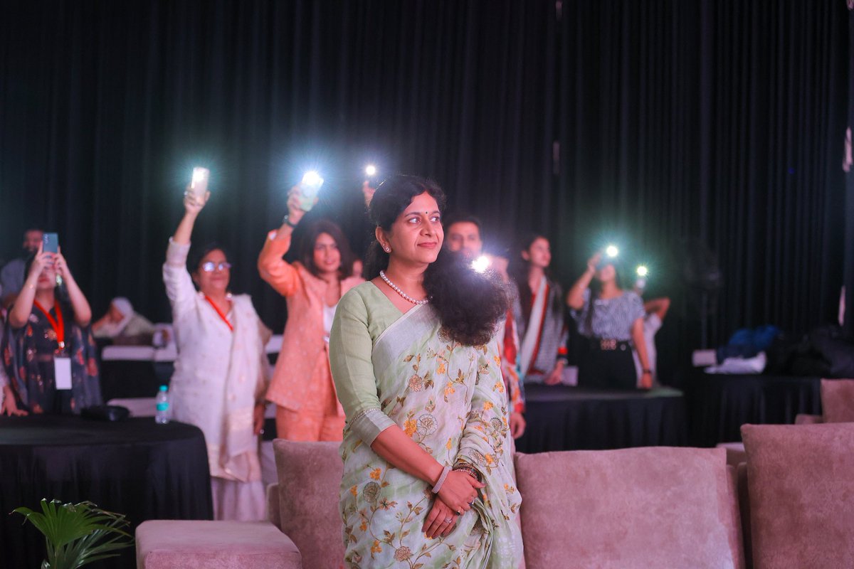 DesigningForum's tweet photo. राष्ट्रीय हथकरघा दिवस पर देशभर के डिज़ाइनर्स और बुनकरों को न केवल आगरा में सम्मानित किया, बल्कि उनके उत्साह और मनोबल को भी नई ऊंचाइयों तक पहुंचाया।
@rituias2003 @CommissionerAgr @narendramodi @NHDC_Textiles 
@TexMinIndia @TourismGoa
@DrPramodPSawant https://t.co/CYTVcfdKi6