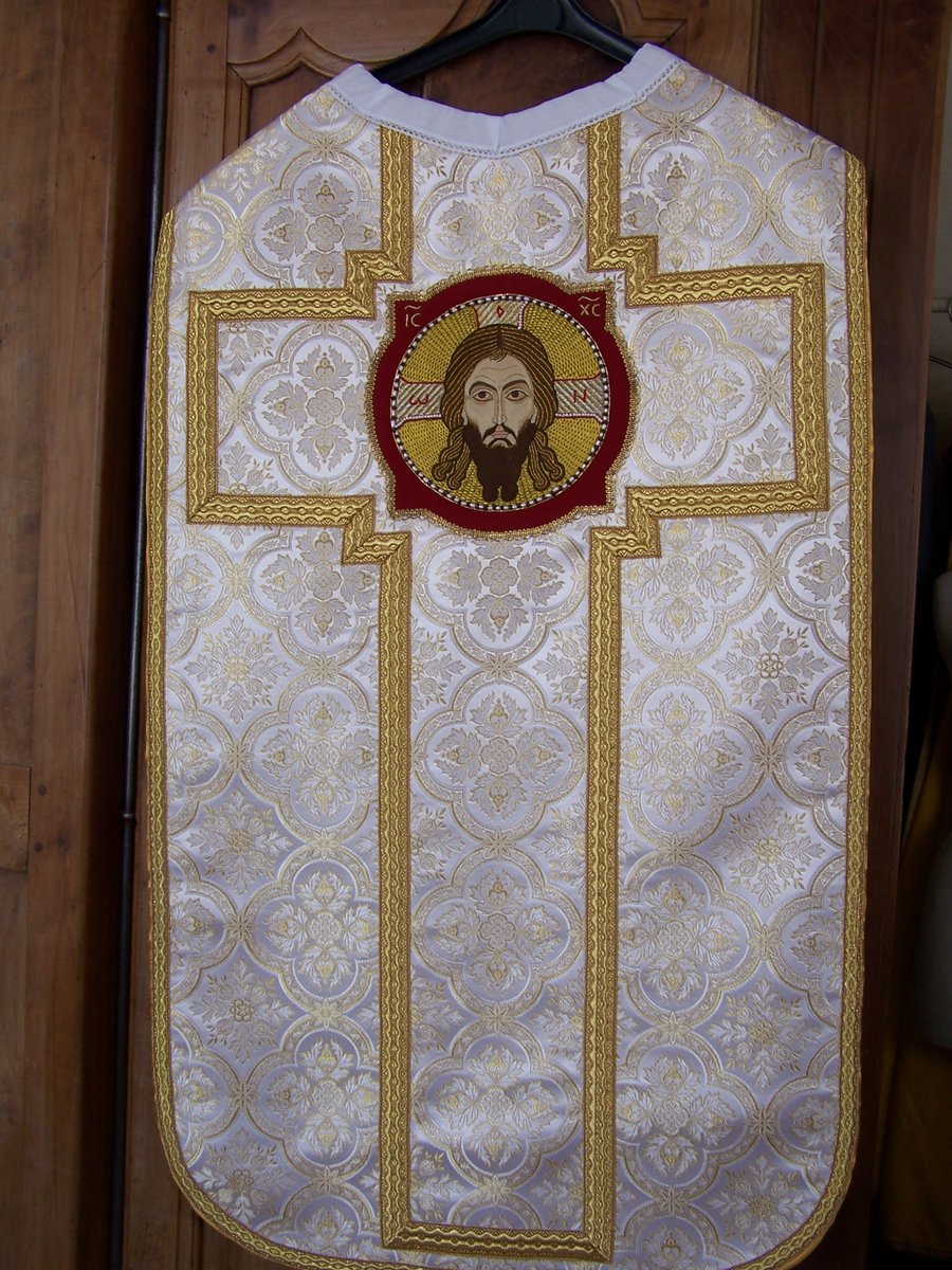 MarisStellaVsts's tweet photo. Under her guidance, my first embroidered icon had been embroidered. This one had been attached to a newly made at that time on a chasuble made by Belgium Carmelites.This definitely caught me to vestment making. 3 years later, begun the business. Icon called "Not-made-by-hands" https://t.co/ty8KnElyUy