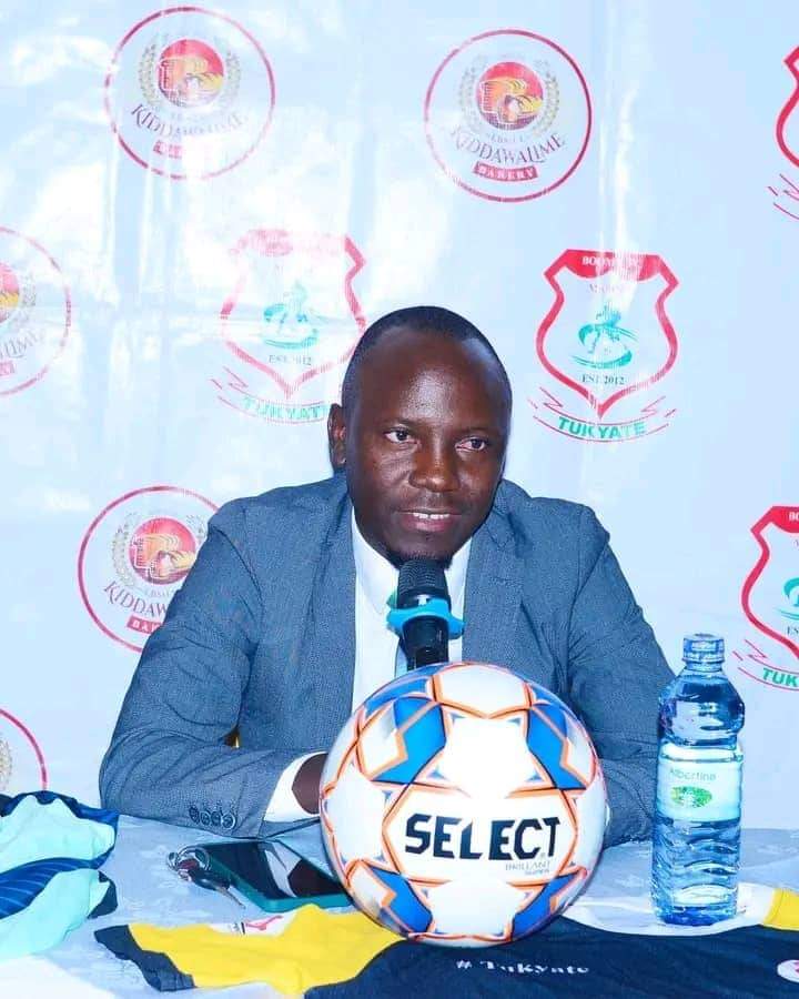 KitaraSports's tweet photo. @FortCity_FC in advanced talks to appoint coach Mark Twinamasiko as the Head Coach replacing Rujumba Ronald. 

Mark previously coached Booma FC,Kitara Fc, Kigezi Homeboys and others 

Recently, Fort City FC confirmed it's community Club status after being incorporate by URSB. https://t.co/QxdQVhGA4Z