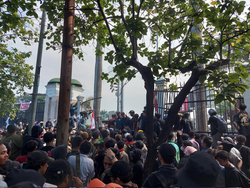 Anggaran utk memperbaiki gerbang JEBOL sekecil ini tidak ada apa2nya dibanding dengan uang KORUPSI orang2 yang didalam gedung DPR

Ini uang kita, bukan uang mereka. Bahkan hidup sehari2 mereka pun kita yang menanggung

#kawalkeputusanMK