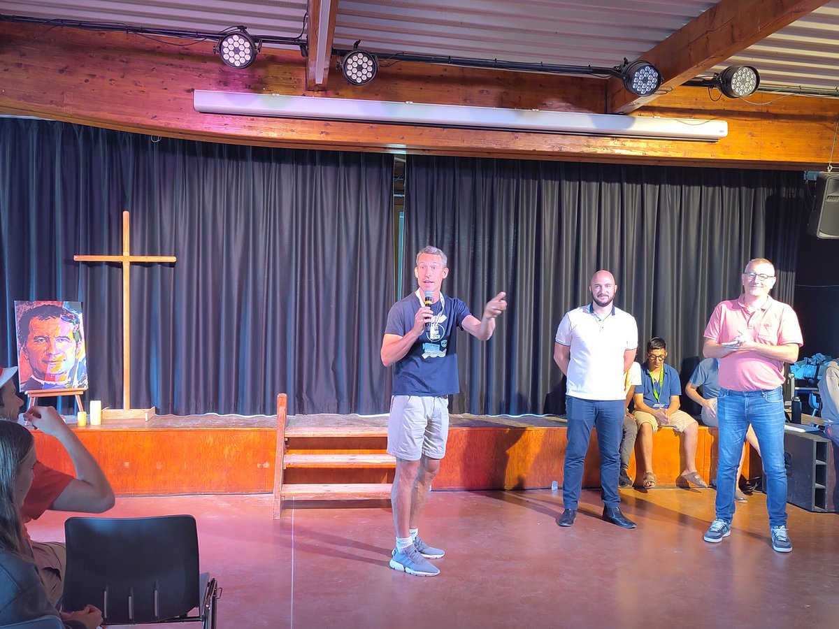 #Campobosco #Live J3/5 Beaucoup d'émotions lorsque que Simon-Pierre, le nouveau chef d'établissement adjoint de l'école de Ressins où se vit le Campobosco a été accueilli par les jeunes, alors qu'il est lui-même ancien élève de l'école et ancien membre du Campobosco 🥳🥰