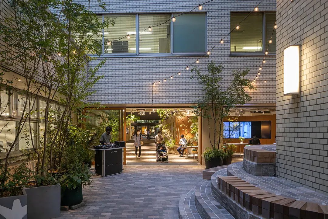 舞台は東京・有楽町の
Slit Park YURAKUCHO！

ビルの隙間を活用した都市公園にて
初の屋外公演を行います。

高座や屏風などの空間演出を
【Slit Parkの場所性】と【演目『死神』の世界観】を手掛かりにデザイン。

有楽町の路地裏で秋の夜風に吹かれながら、お酒片手に落語の世界に没入しませんか？
