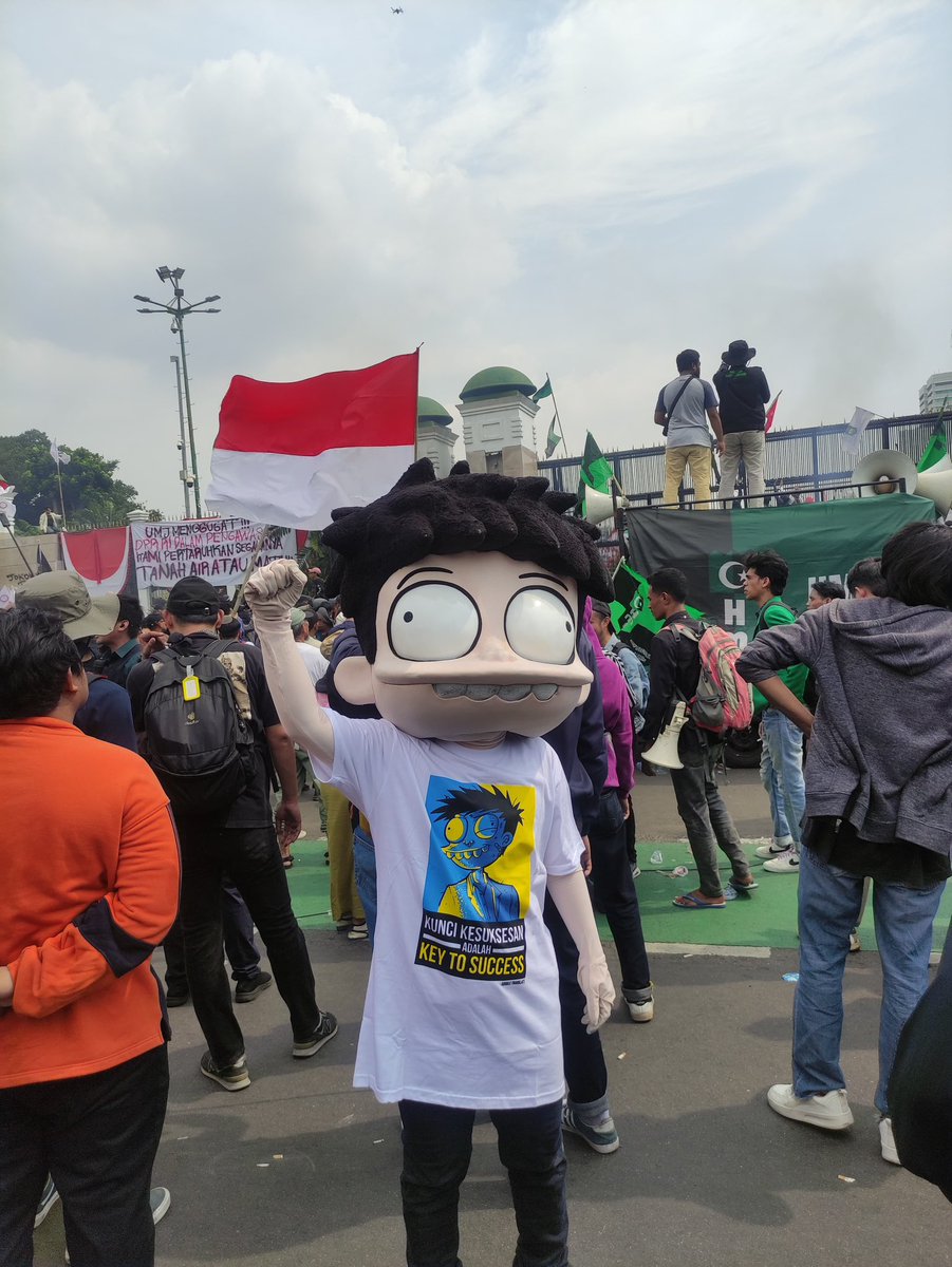 Ketika hukum dapat dipermak semaunya. Kalau hari ini mereka bisa bikin aturan dalam hitungan hari saja demi nafsu kekuasaan, maka esok lusa bisa saja mereka lakukan hal yang sama tapi rakyat yang menanggung dampaknya.