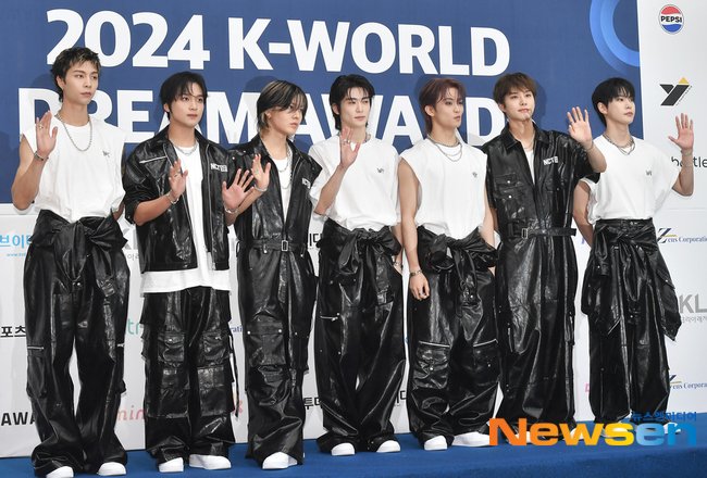 nctymisfit's tweet photo. [PRESS] 240822 #NCT127 at K-World Dream Awards Blue carpet https://t.co/KCEdwJb45Z