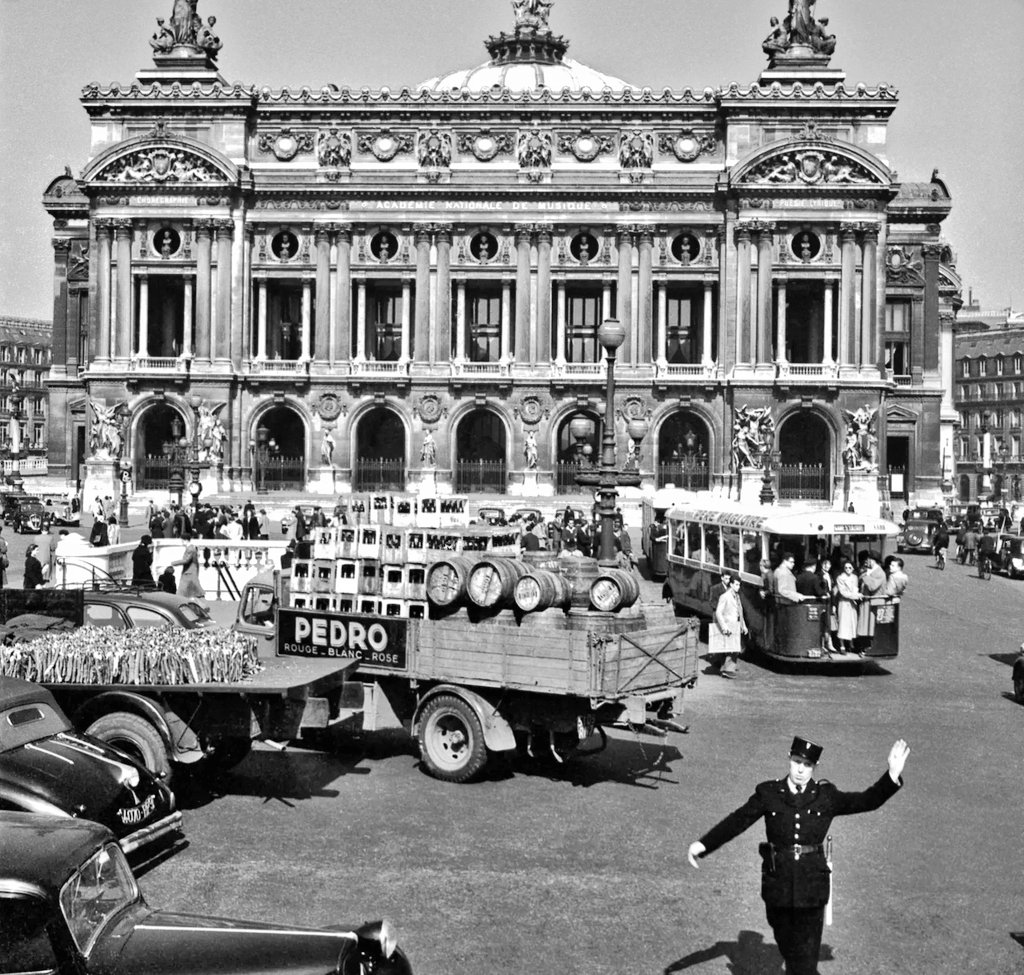 Slim Aarons. 
Place de l'Opéra 
Années 1950. Paris