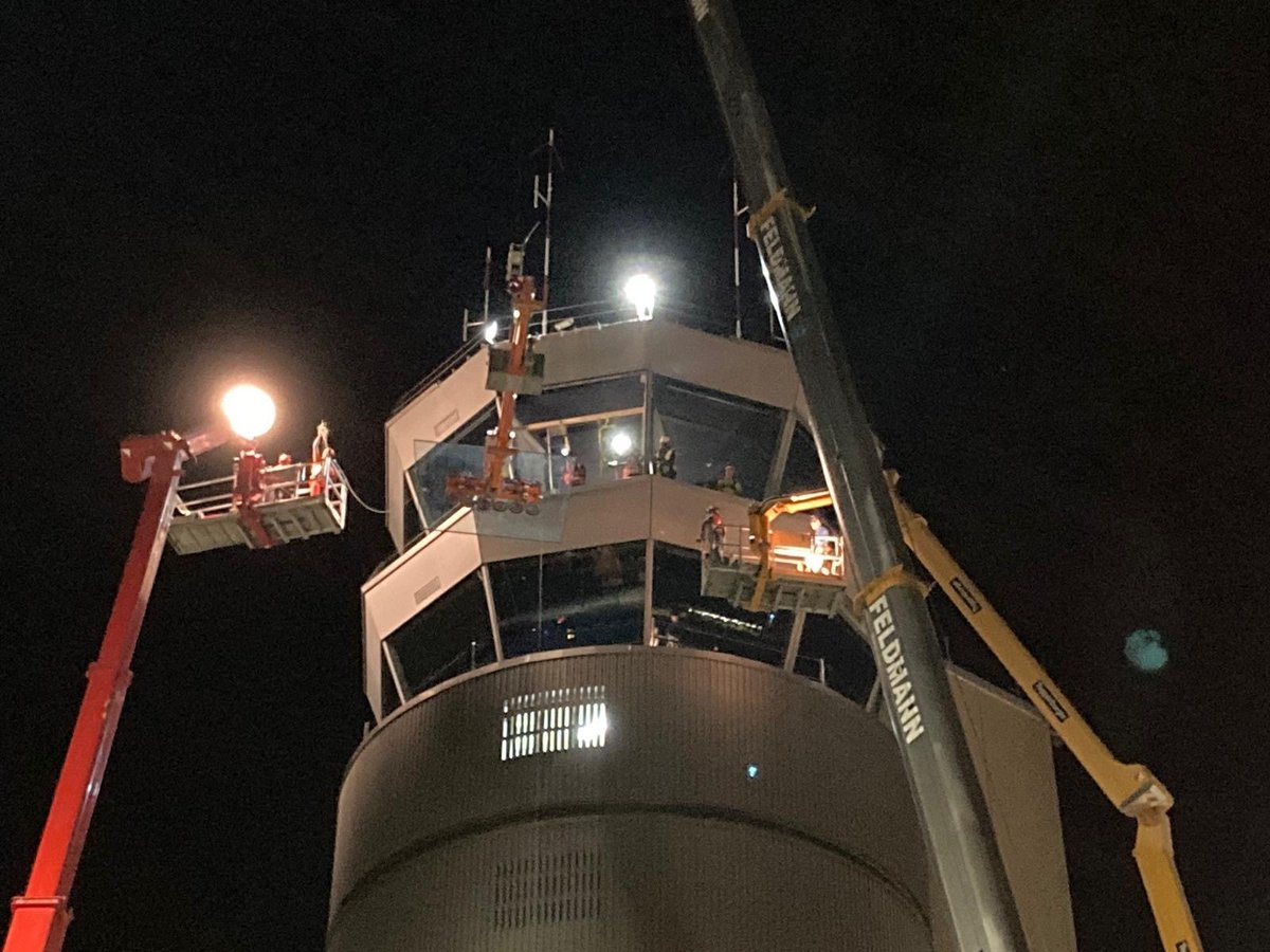 zrh_airport's tweet image. ️☁️ A new window for our tower!
Last night, the window pane of our tower got replaced. The work at a height of 40 meters demanded the highest precision. #bestview #tower #zurichairport