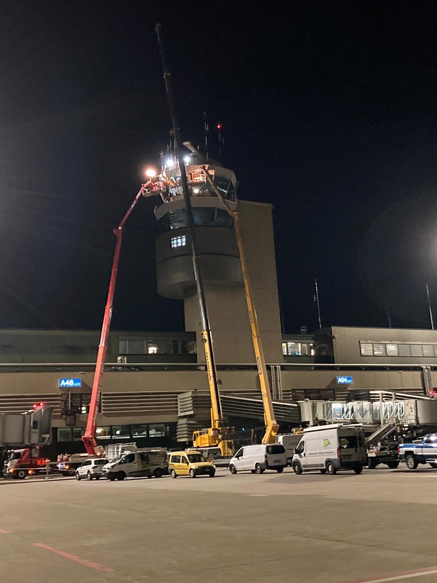 zrh_airport's tweet image. ️☁️ A new window for our tower!
Last night, the window pane of our tower got replaced. The work at a height of 40 meters demanded the highest precision. #bestview #tower #zurichairport