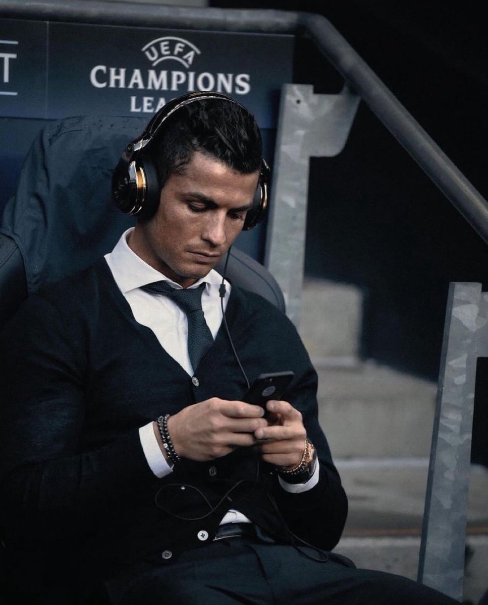 totalcristiano's tweet photo. Cristiano Ronaldo will receive the YouTube Diamond Play Button today. 🤝 https://t.co/gmmx6cgrhK