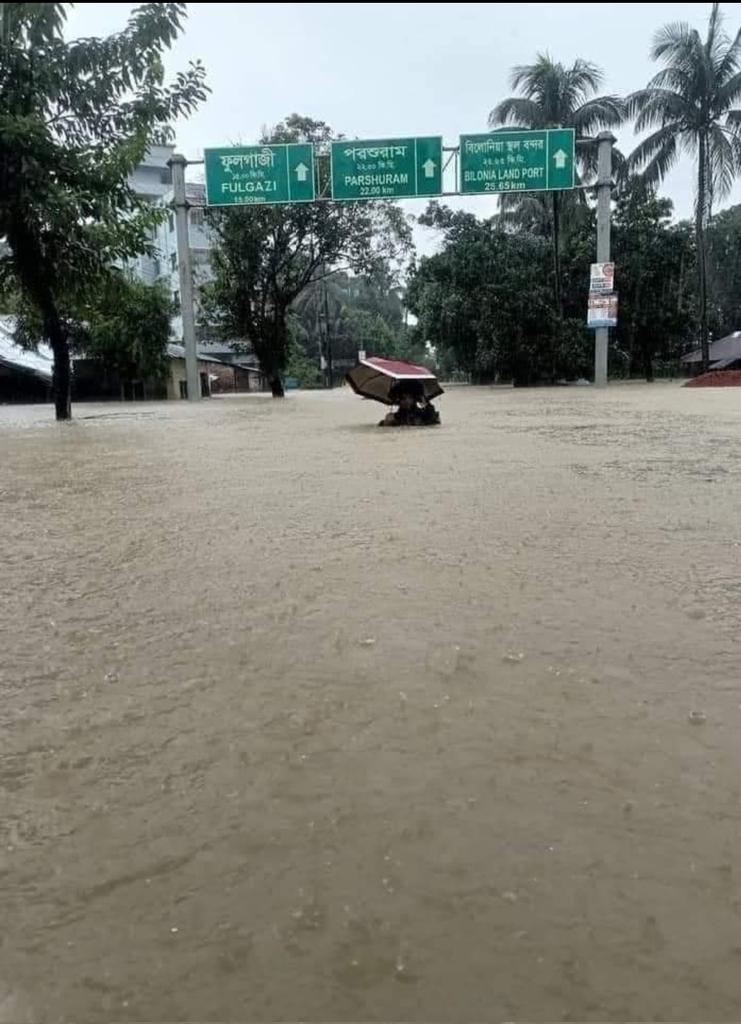 617617617a's tweet photo. ফেনী সদর থেকে পরশুরাম ফুলগাজীর প্রবেশ মুখের চিত্র। এটি উঁচু স্থান। এখানেই মানুষ ঠাই পাচ্ছে না, পরশুরাম এবং ফুলগাজী অনেক নিচু এলাকা। মানুষ কতটা বিপন্ন হয়ে আছে চিন্তা করুন। ফেনীর মানুষকে বাঁচান। আল্লাহ আপনি সহায় হোন।
#Copied
#FloodInBangladesh
#SaveFeni https://t.co/piR0BlmPOp