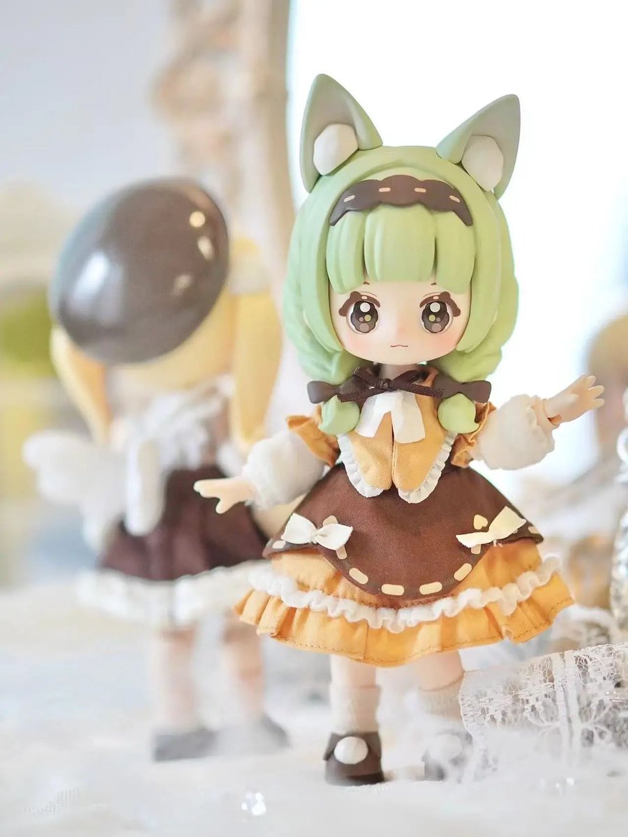 hermeow_shop's tweet photo. 🆕ブラインドドール新作続報 2/2🆕
SIMONTOYS社より、CLUB DOLLの最新作「NINIZEE（ににちゃん）」1/12スケールBJDドール「夢の町」シリーズに、新たな実物写真が公開されました！ 今回のキャラクターは「カフェオーナー」です✨ 美味しいコーヒーはいかがですか？☕

現在、本商品は開発中であり、実際の製品をご確認ください🙇

このシリーズは全6+1種類で、当店でも販売予定です。詳細が決まり次第、予約受付を開始しますので、続報をお待ちください✨
