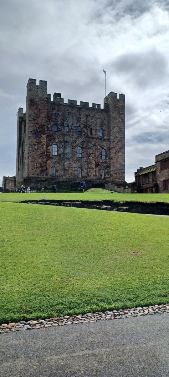 Newark Castle tweet media