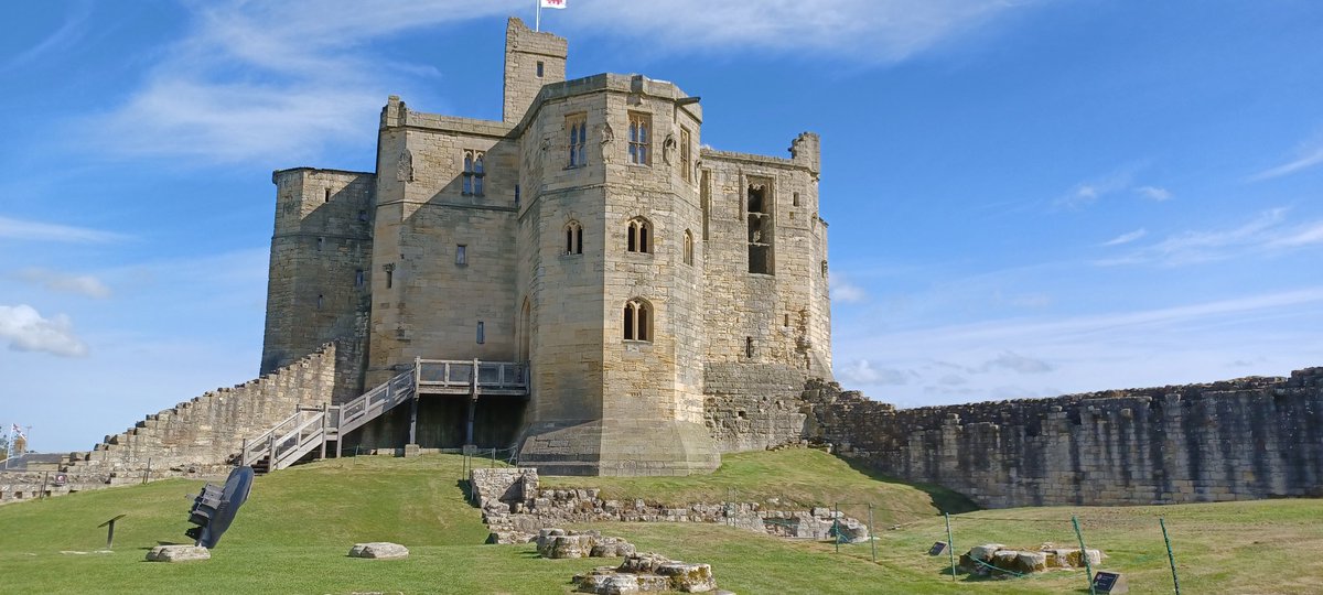 Newark Castle tweet media