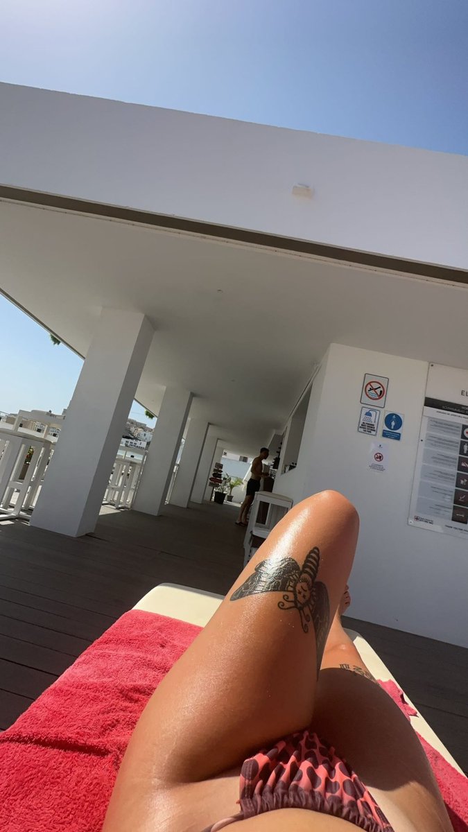 fa1rygasm's tweet photo. Born to be served 

#feet #feetworshi̇p #goddess #FinDom https://t.co/JLgfR2Cll7
