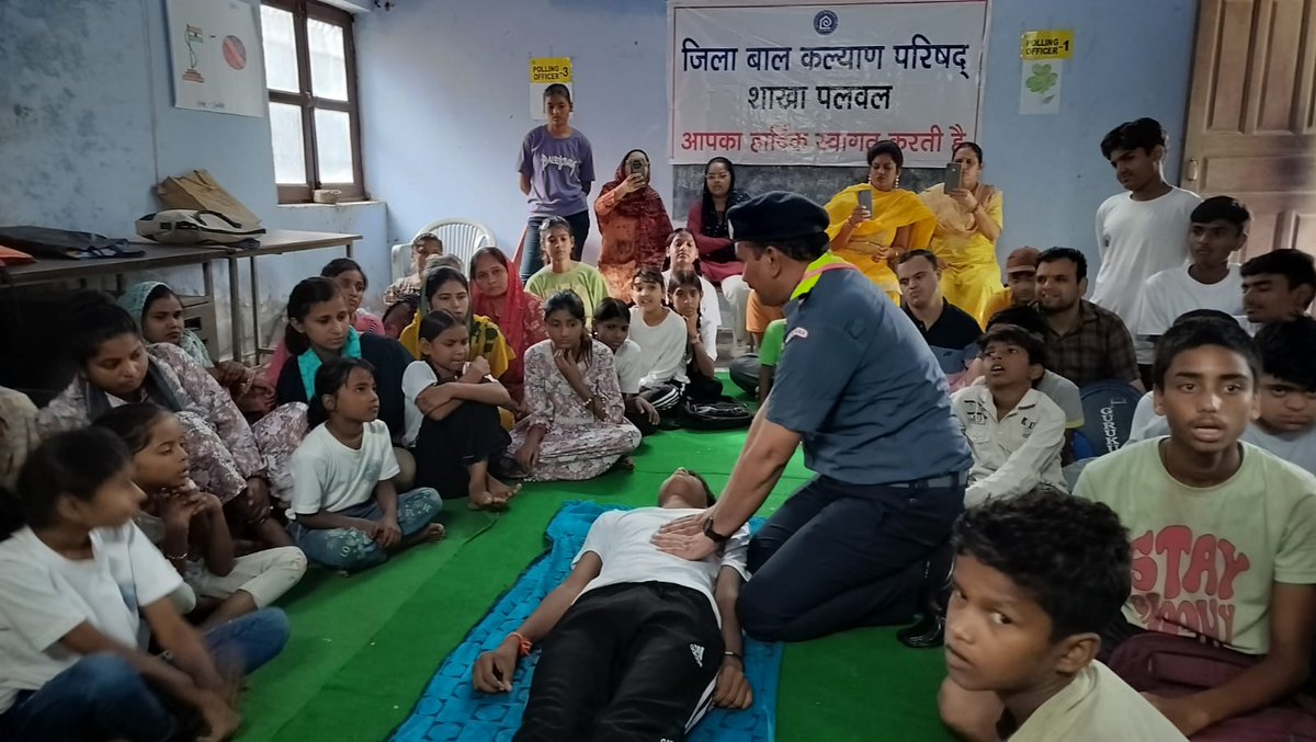 haryanastatebsg's tweet photo. पलवल द्वारा जिला बाल कल्याण कार्यालय पलवल के तत्वाधान में एक दिवसीय स्काउटिंग तथा प्राथमिक चिकित्सा शिविर का आयोजन किया गया। कार्यक्रम की अध्यक्षता जिला बाल कल्याण अधिकारी सुरेखा डागर द्वारा की गई जबकि संचालन जिला संगठन आयुक्त स्काउट योगेश सौरोत द्वारा किया गया। @bsgnhq #hsccw https://t.co/Il5xyXbGcj