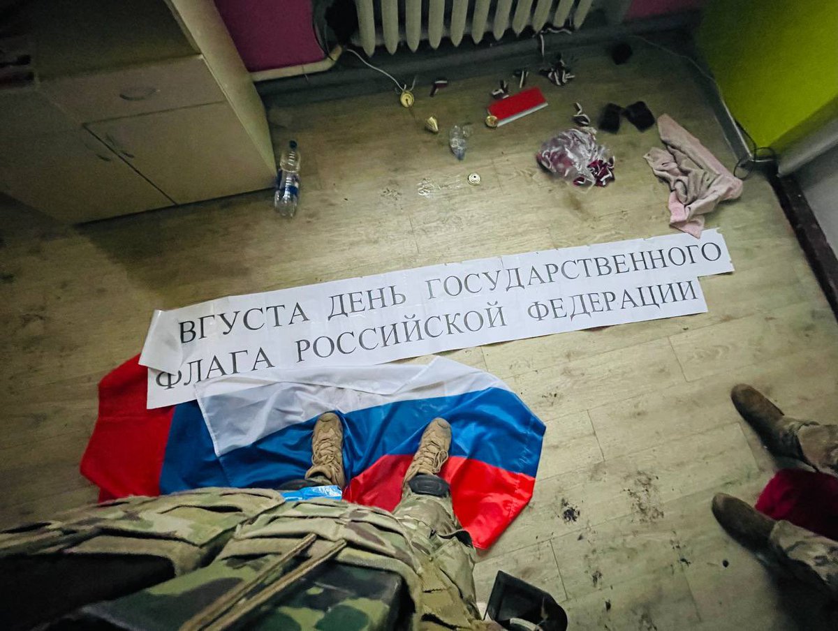 Сегодня отмечается День государственного флага российской федерации 

По традиции – в этот день я публикую свое любимое фото, сделанное мною в первые дни после освобождения Лимана