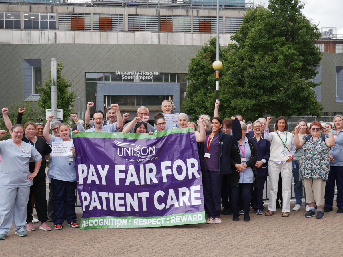 UNISONSE's tweet image. Yesterday afternoon, healthcare assistants employed by University Hospital Southampton NHS Foundation Trust submitted their #PayFairForPatientCare grievance to trust bosses, demanding recognition, respect and reward for the work they do. ✊

They also had cakes for NHS staff! 🧁