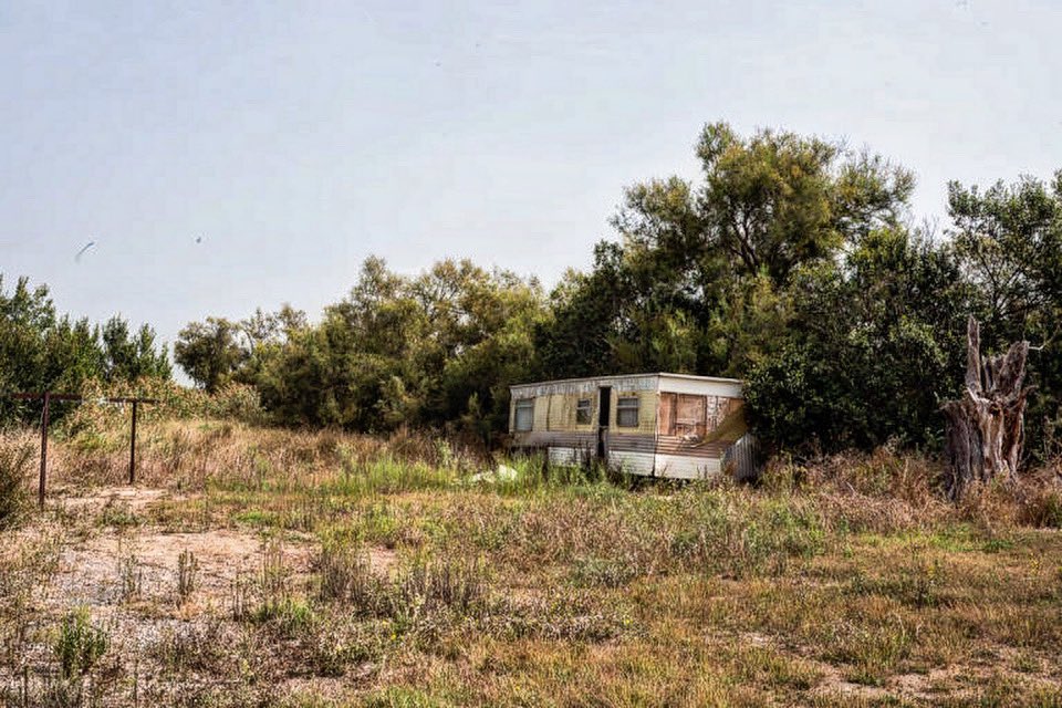 Renphotographie's tweet photo. Camping sauvage.
#arles #campingsauvage #mobilhome #abandon #camargue #renanperon #photography #photographie #vernacularphotography #topographic #paysage #landscape #revueepic https://t.co/EM22Ov5Me4