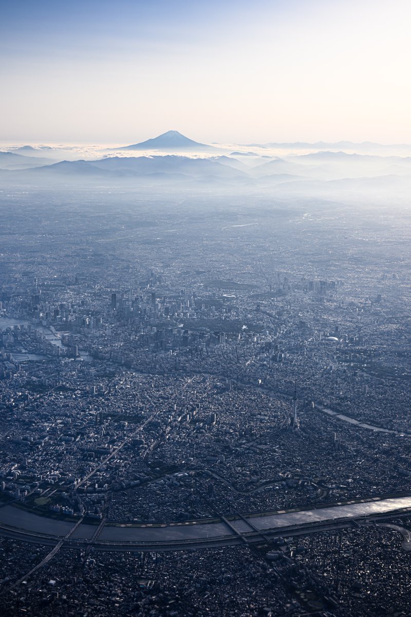 霊峰が見守る首都東京