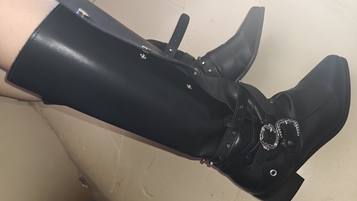 SKING_170's tweet photo. 一个南京的小狗子寄过来求着主人大热天穿。这他妈得穿多少天啊！下个月还求着主人去南京？
防丢@SKING_171
 #女S #恋足 #网调 #裸聊 #寸止 #红绿灯 #第一视角 #足交 #盯射 #足控 #恋足癖 #恋脚癖 #美脚 #美足 #调教 #原味 #丝袜 #丝足 #天津��下 。 https://t.co/6DZcwUCNen