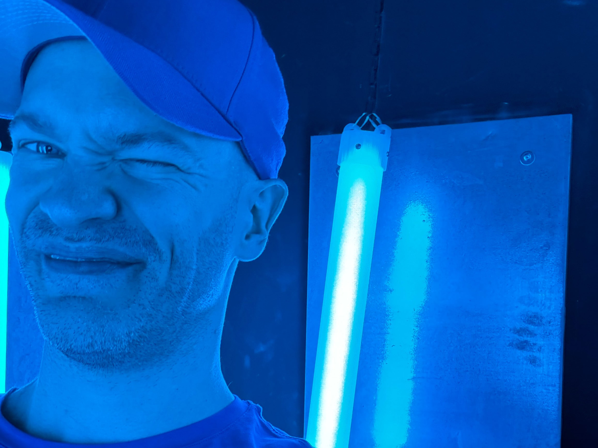 Wir bauen unser Branding für "5 Dinge mit 20" gerade wie die Konditionierung bei Pawlow: "Wiederholung macht den Schlager". Ich stelle oft den Bezug zur Fünf her: Ich begrüße immer mit “High Five, Leute!”, die VÖ ist immer am fünften Tag der Woche, unser Song heißt “Gib mir 5“ 😊