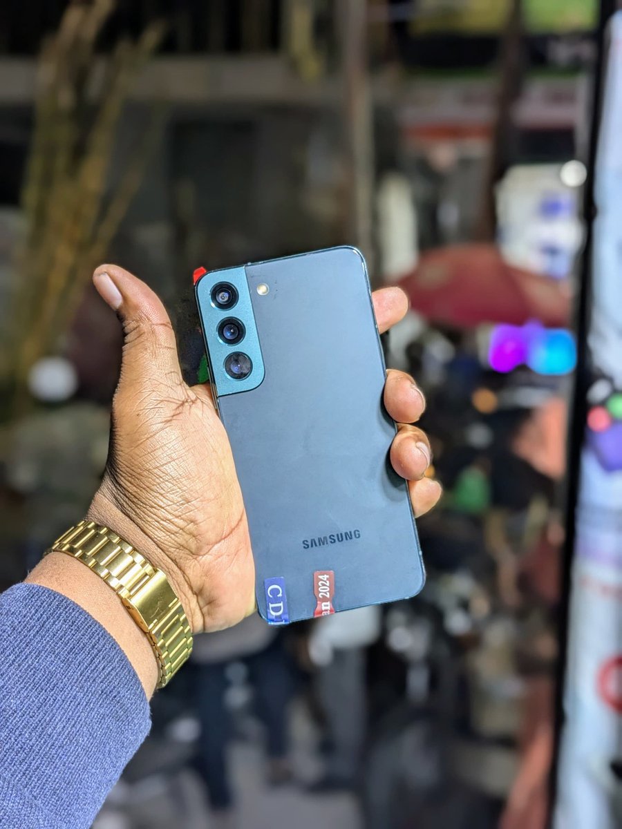 Samsung galaxy S22 5G 
256GB || 8GB 
37000mAh 🔋
5G 📶🛜 
For 700,000/= Tzs 💰
Call 🤙 0616005931