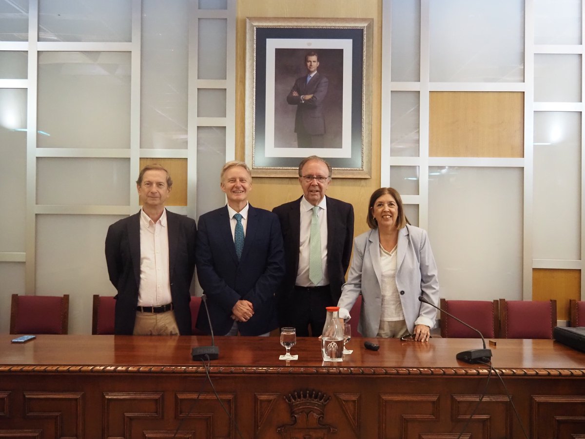 Los Cursos de Verano de #ELE recibieron ayer en #Jaca al académico de la RAE, Pedro Álvarez de Miranda. ✍️📚

¡El evento fue todo un éxito y recibió una cálida acogida por parte del público! 👏