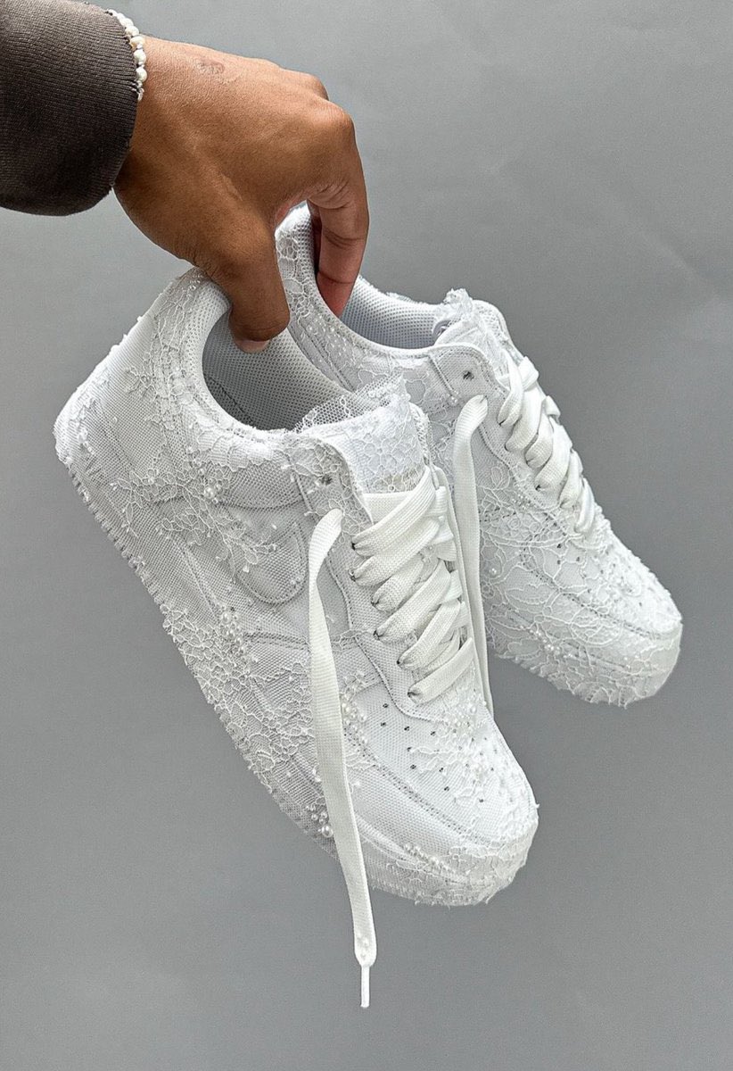 uppersnkrs's tweet photo. Une Air Force 1 avec de la dentelle dessus ?? 🤩

Nan le rendu est trop soin c’est fou 🥹 https://t.co/S2lAXiw2yD