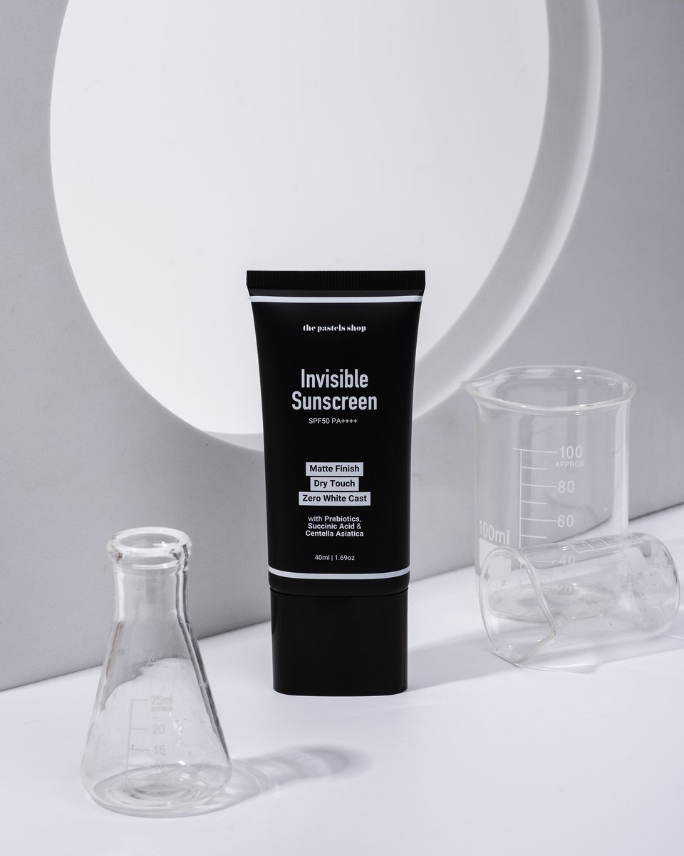 Sebab tu saya ‘pecah kepala’ selama 4 tahun siapkan formulasi Invisible Sunscreen ni.

Berbeza dgn sunscreen traditional, ia:

1. Oil-in-water encapsulation, memudahkan ia dibilas dgn air. Nak wudhu pun mudah
2. Water-based : tak berminyak, tak melekit. Kita panggil ‘dry touch’ &amp;