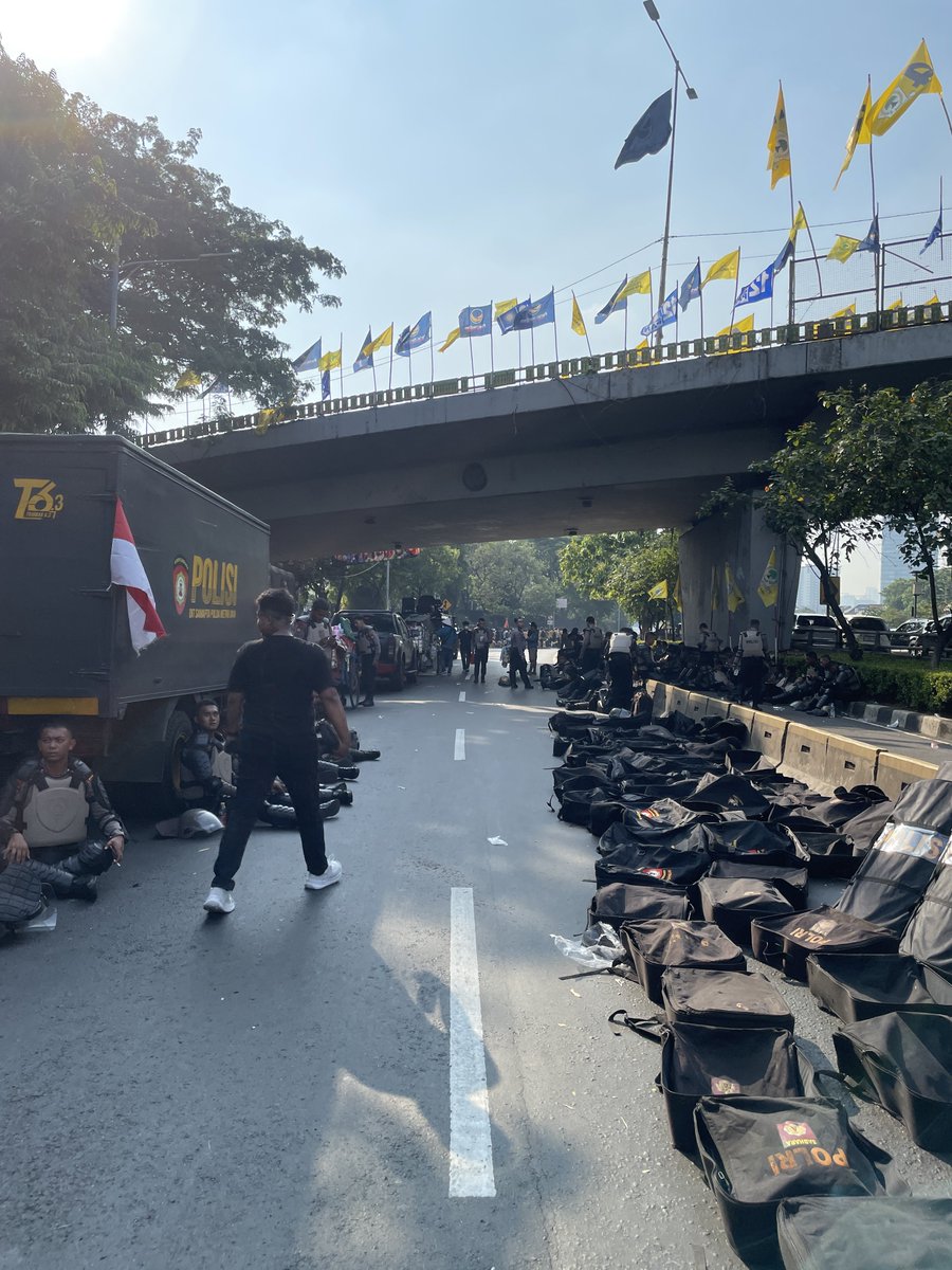 Kaya gini, mereka ngebox dari arah flyover senayan, kalau nanti diserang dari arah slipi ya kekurung